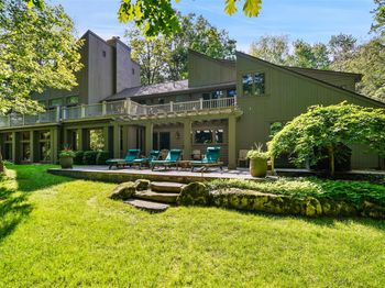 17 Eastwoods Road