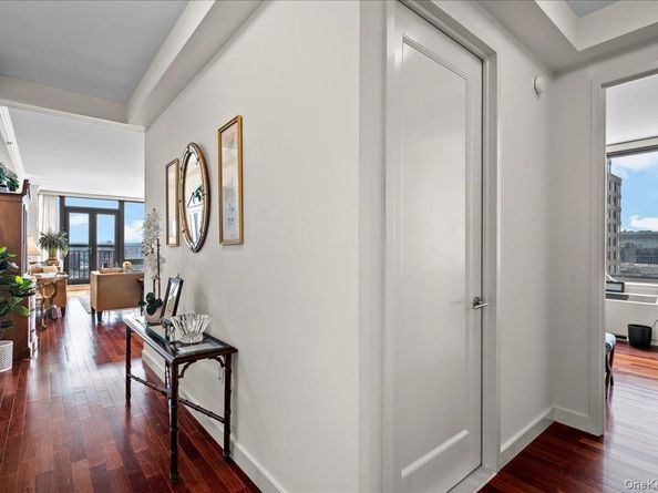 10 City Place 18D, White Plains NY 10601