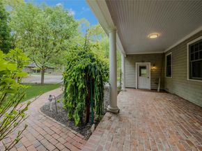 11 The Pkwy, Southampton NY 11968
