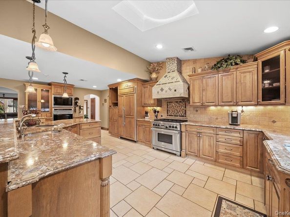7 Kent Court, Bayport NY 11705