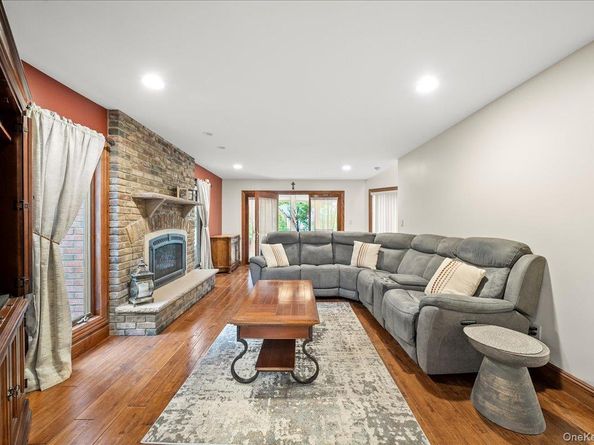 7 Kent Court, Bayport NY 11705
