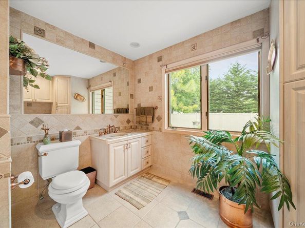 7 Kent Court, Bayport NY 11705