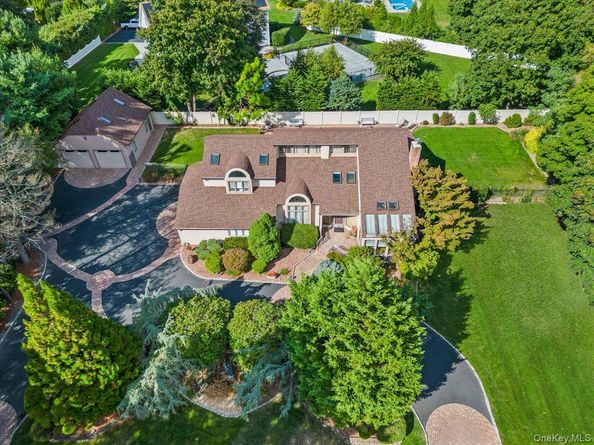 7 Kent Court, Bayport NY 11705