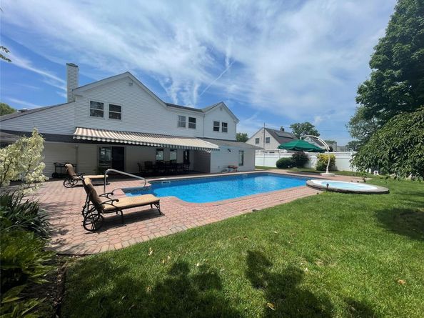 79 Constellation Road, Levittown NY 11756