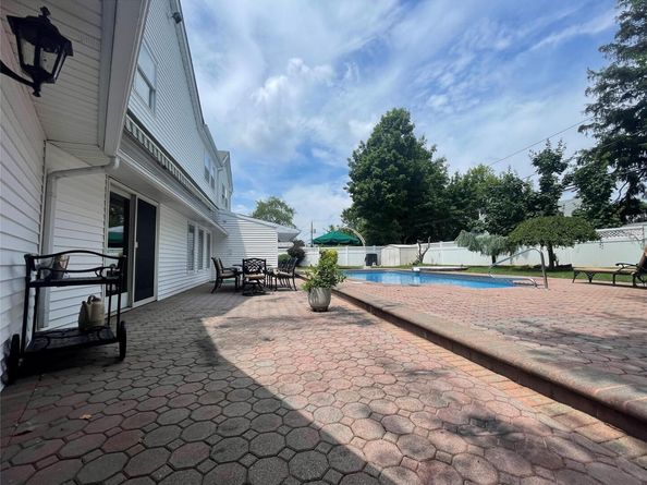 79 Constellation Road, Levittown NY 11756