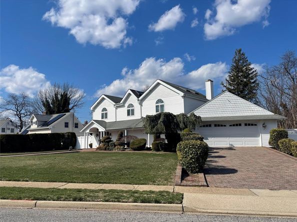 79 Constellation Road, Levittown NY 11756