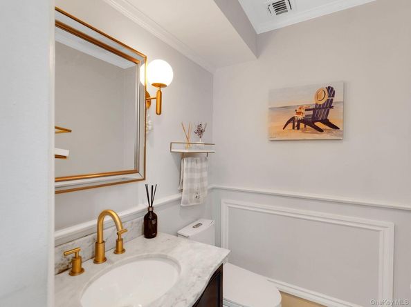 18 Sherwood Lane, Roslyn Heights NY 11577