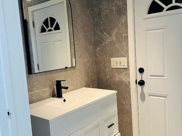 18 Sherwood Lane, Roslyn Heights NY 11577