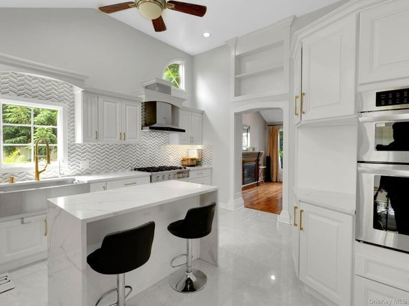 18 Sherwood Lane, Roslyn Heights NY 11577