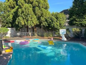 18 Sherwood Lane, Roslyn Heights NY 11577