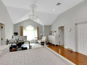 18 Sherwood Lane, Roslyn Heights NY 11577