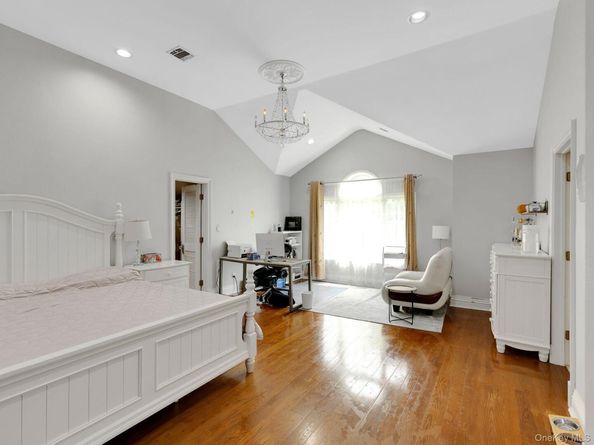 18 Sherwood Lane, Roslyn Heights NY 11577