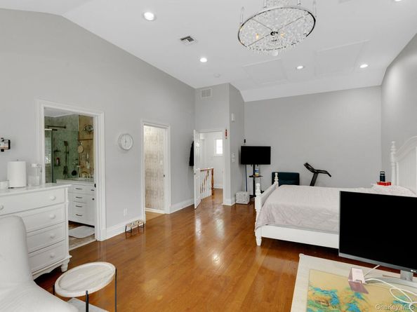 18 Sherwood Lane, Roslyn Heights NY 11577