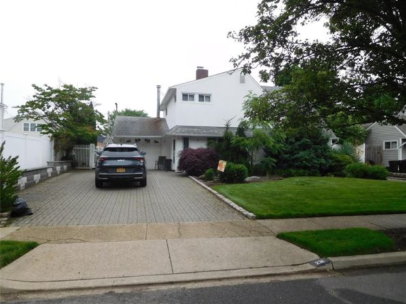 231 Willowood Drive, Wantagh NY 11793