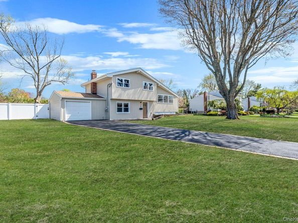 25 Greentree Drive, Oakdale NY 11769