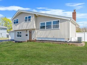 25 Greentree Drive, Oakdale NY 11769