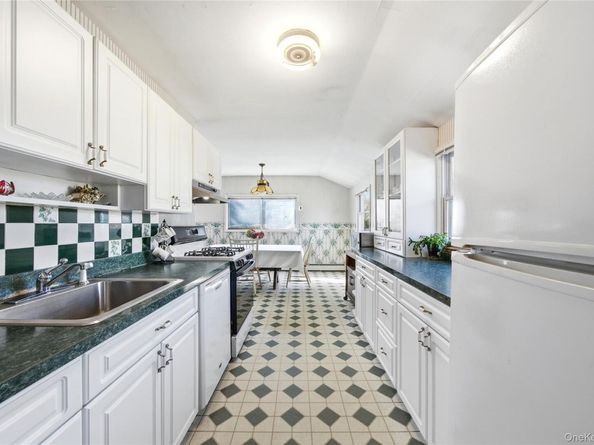 68 7th Street, Bay Shore NY 11706