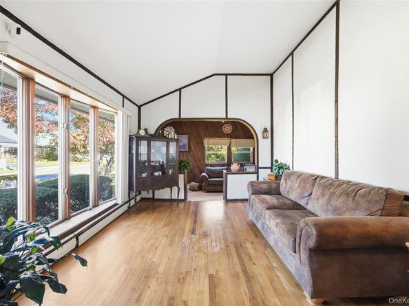 68 7th Street, Bay Shore NY 11706