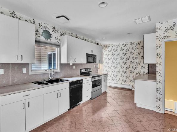 1 Oakleaf Court, Huntington NY 11743