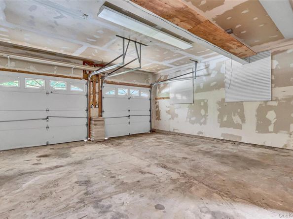 1 Oakleaf Court, Huntington NY 11743