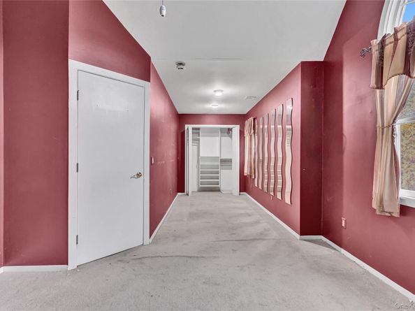 1 Oakleaf Court, Huntington NY 11743