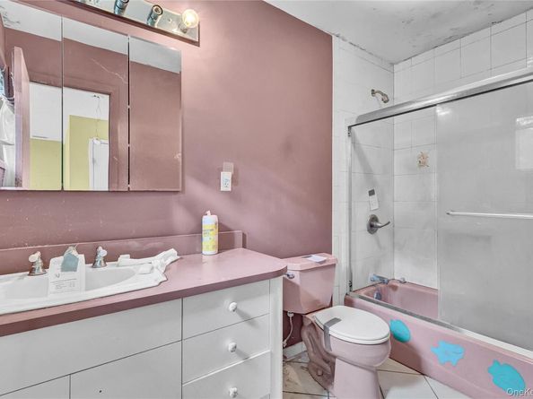 1 Oakleaf Court, Huntington NY 11743