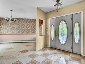 1 Oakleaf Court, Huntington NY 11743