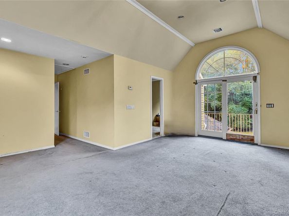 1 Oakleaf Court, Huntington NY 11743