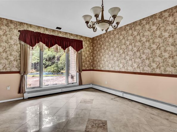 1 Oakleaf Court, Huntington NY 11743