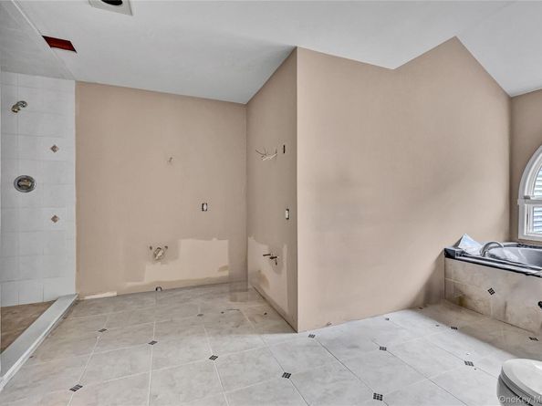 1 Oakleaf Court, Huntington NY 11743