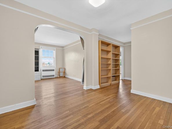 8 Welwyn Road 3F, Great Neck NY 11021