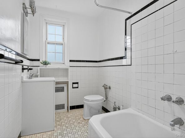 8 Welwyn Road 3F, Great Neck NY 11021