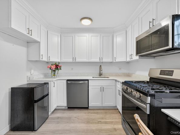 8 Welwyn Road 3F, Great Neck NY 11021