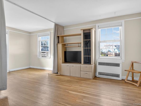 8 Welwyn Road 3F, Great Neck NY 11021