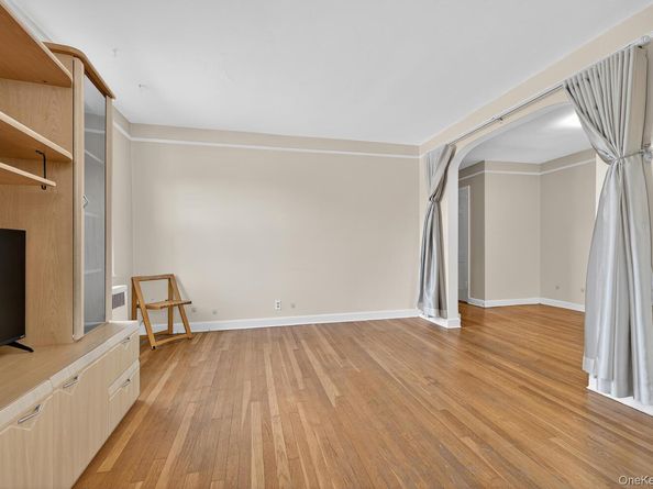 8 Welwyn Road 3F, Great Neck NY 11021