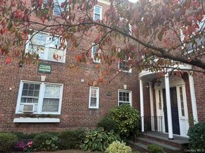 8 Welwyn Road 3F, Great Neck NY 11021