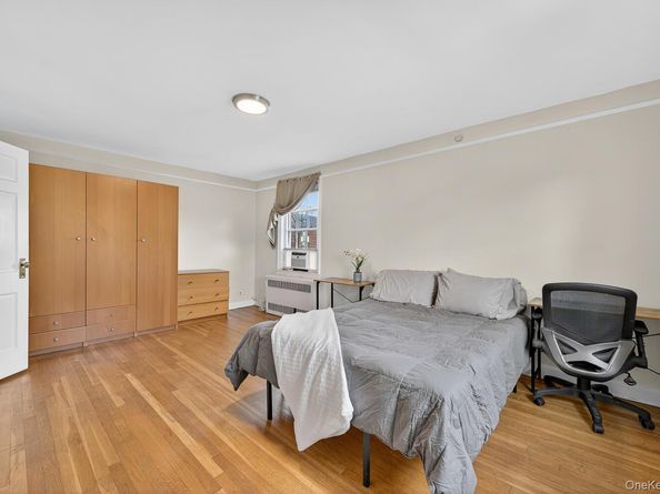 8 Welwyn Road 3F, Great Neck NY 11021