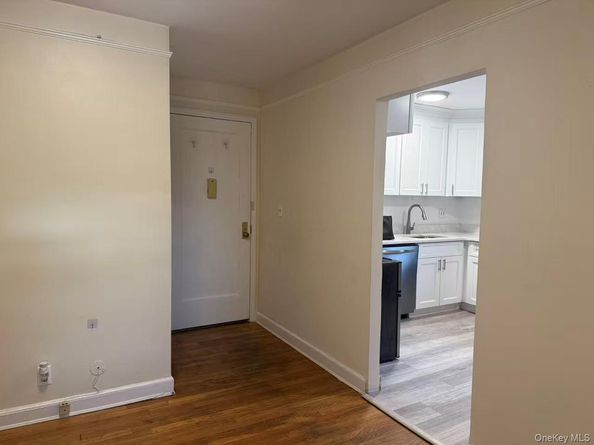 8 Welwyn Road 3F, Great Neck NY 11021