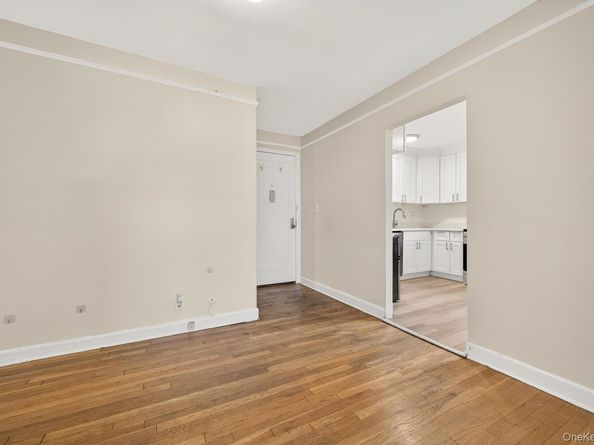 8 Welwyn Road 3F, Great Neck NY 11021