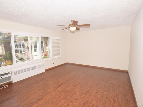 72 Edmunton Drive B7, North Babylon NY 11703