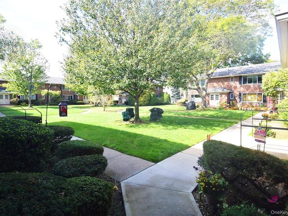 72 Edmunton Drive B7, North Babylon NY 11703