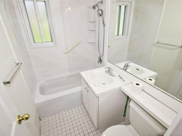 72 Edmunton Drive B7, North Babylon NY 11703