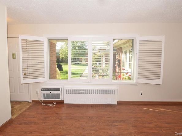 72 Edmunton Drive B7, North Babylon NY 11703