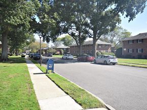 72 Edmunton Drive B7, North Babylon NY 11703