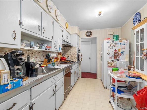 2 Flower Hill Lane, Bay Shore NY 11706