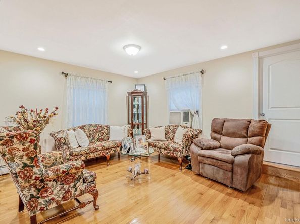 38 Farm Lane, Levittown NY 11756