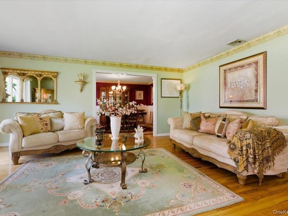 8 Penn Drive, Dix Hills NY 11746