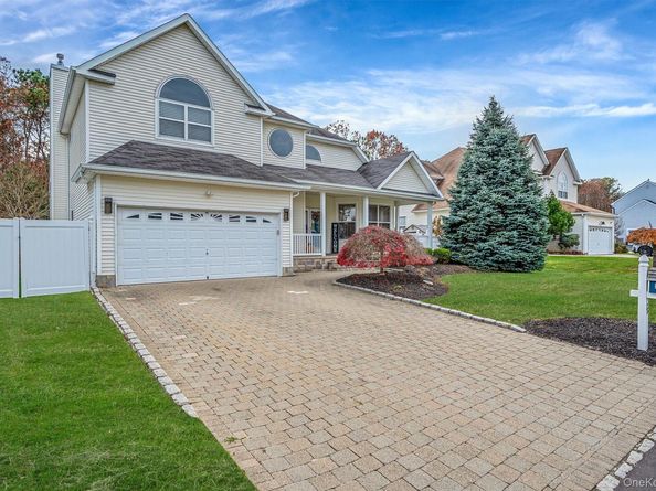 76 Blueberry Ridge Drive, Holtsville NY 11742