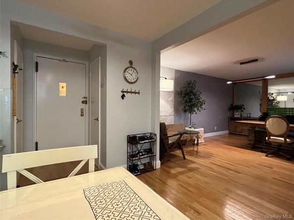 75 knightsbridge Road 1B, Great Neck NY 11021