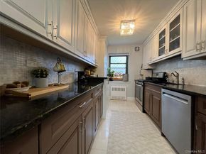 75 knightsbridge Road 1B, Great Neck NY 11021